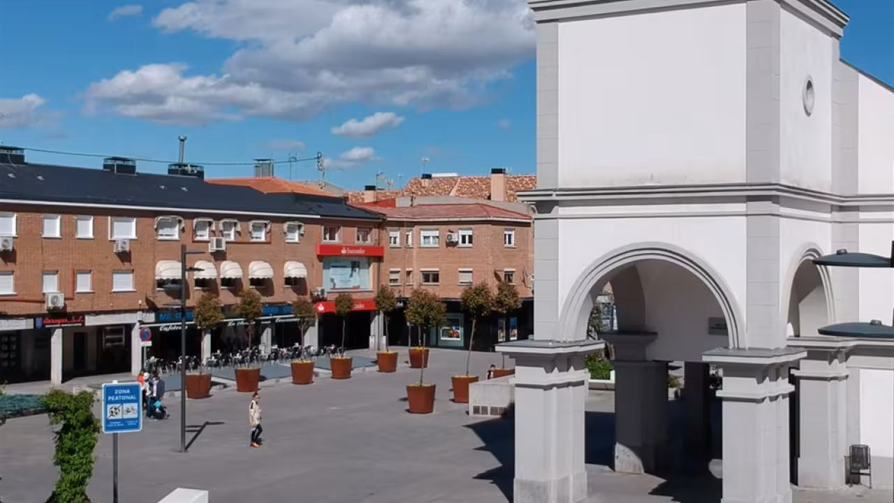 El Ayuntamiento da un paso más en la mejora del centro de Pozuelo con la próxima instalación de una cubierta textil en la Plaza del Padre Vallet