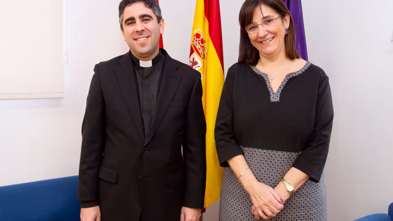 La alcaldesa, Susana Pérez Quislant, junto al párroco de Húmera