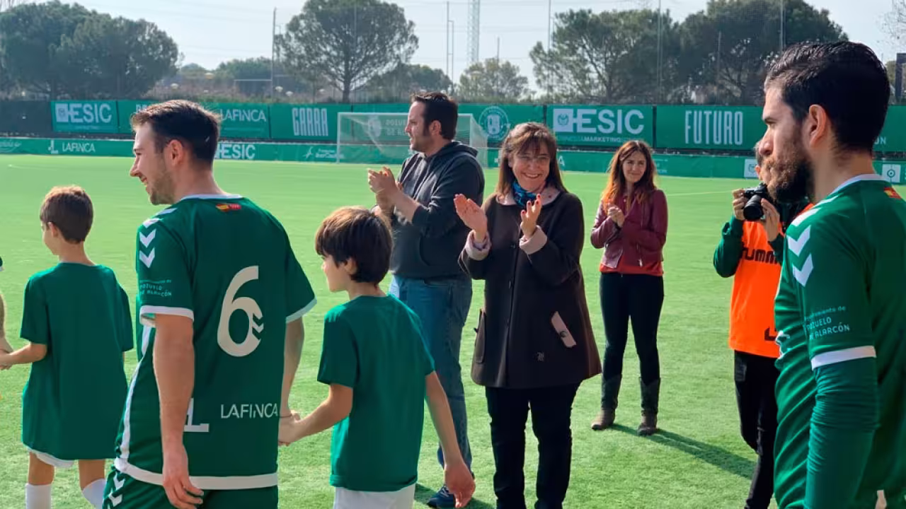 La alcaldesa, Susana Pérez Quislant, se une al partido solidario del Club de Fútbol Pozuelo 