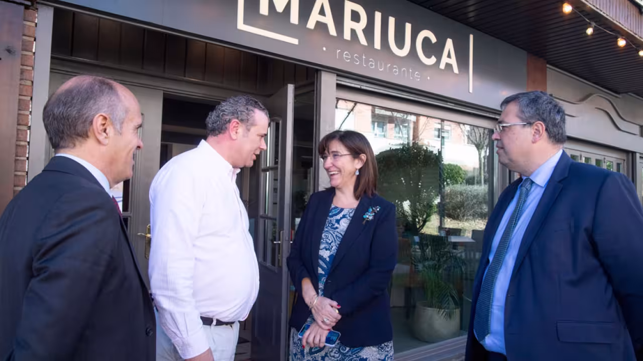 LA alcaldesa visita el restaurante Mariuca en las jornadas de Pozuelo de Cuchara 2020