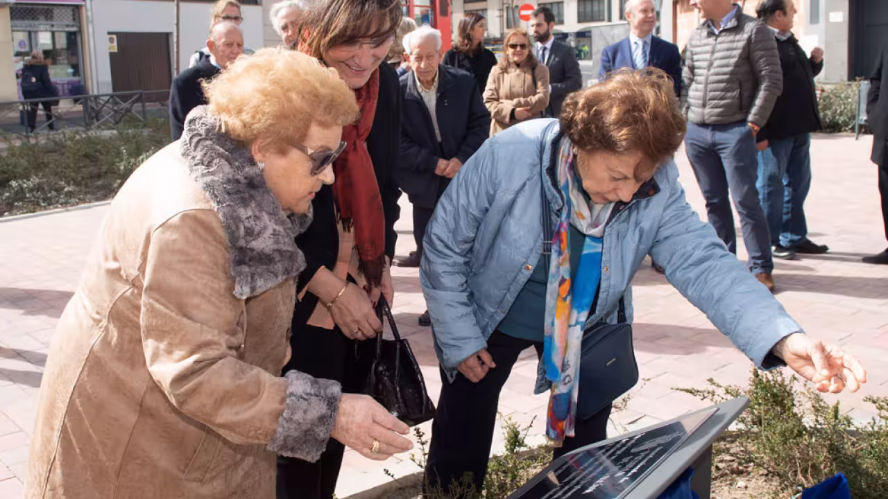 Inauguración de la plaza en honor al a empresa Llorente