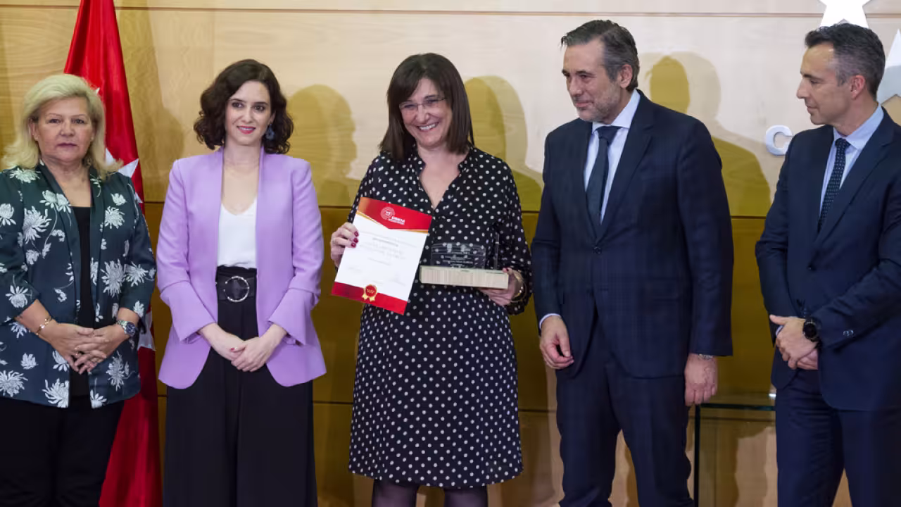 La alcaldesa de Pozuelo de Alarcón recoge la distinción al Ayuntamiento por su apoyo al 112 que se emplaza en la ciudad