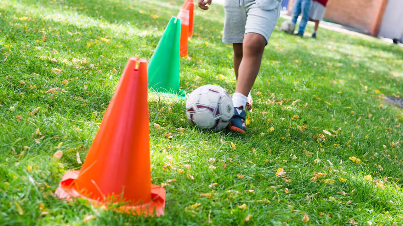 Imagen de niño jugando a la pelota