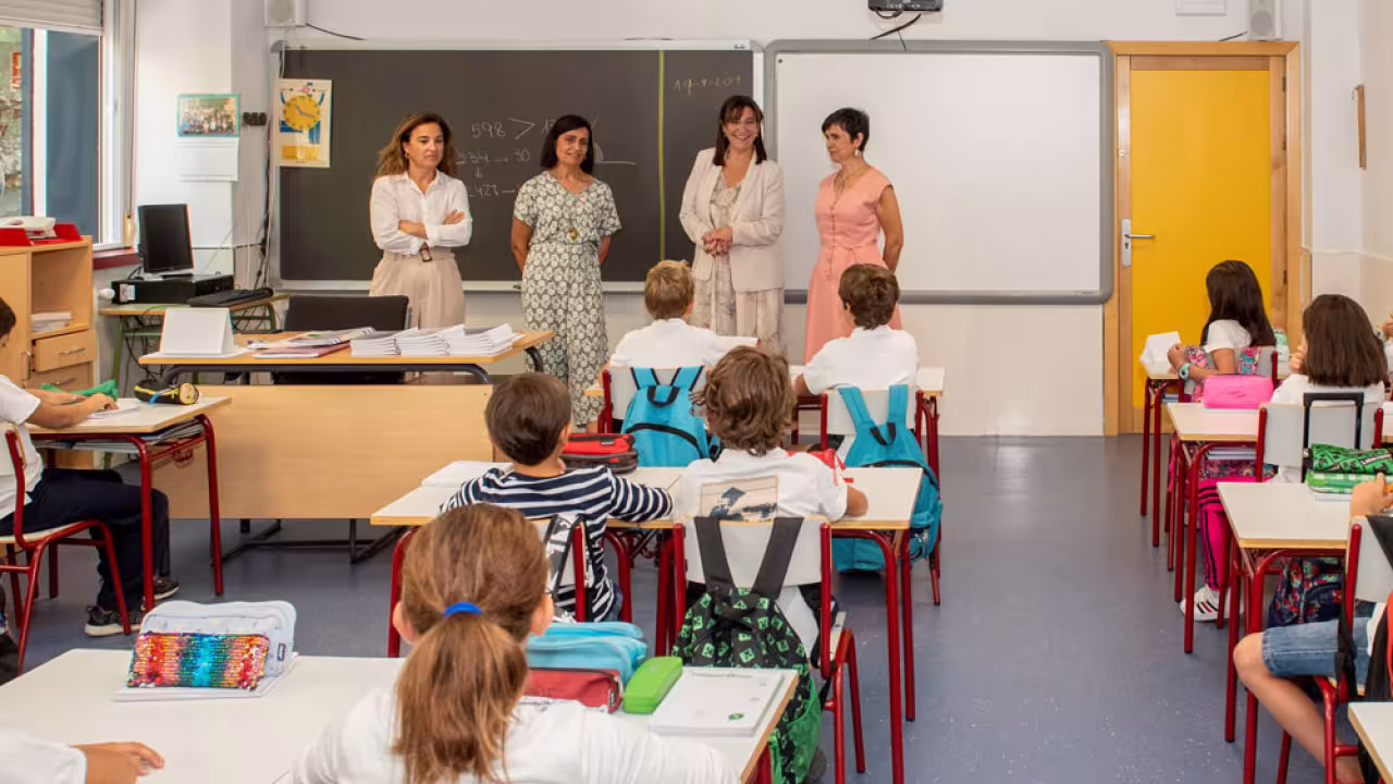 La alcaldesa, Susana Pérez Quislant, visita un colegio