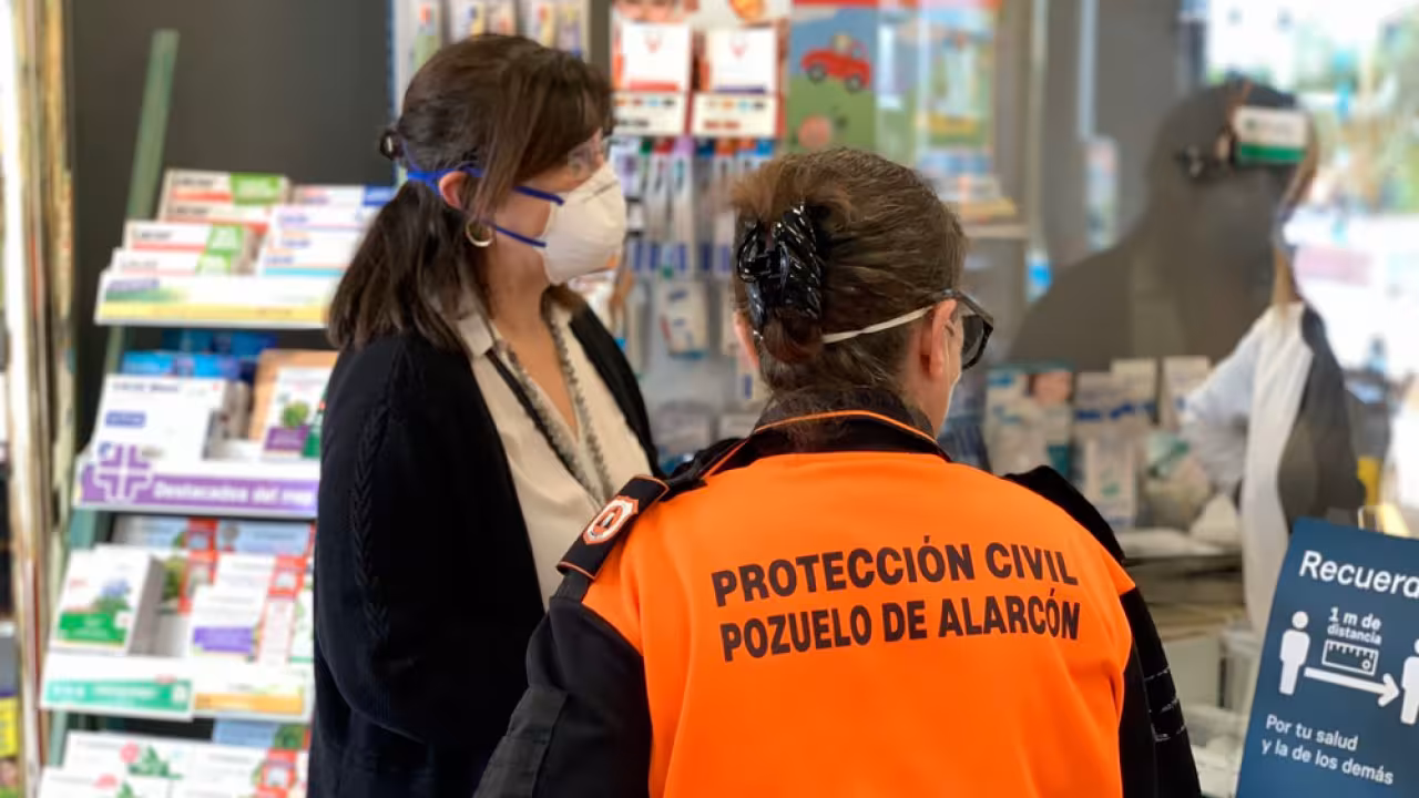 La alcaldesa junto a personal de Protección Civil
