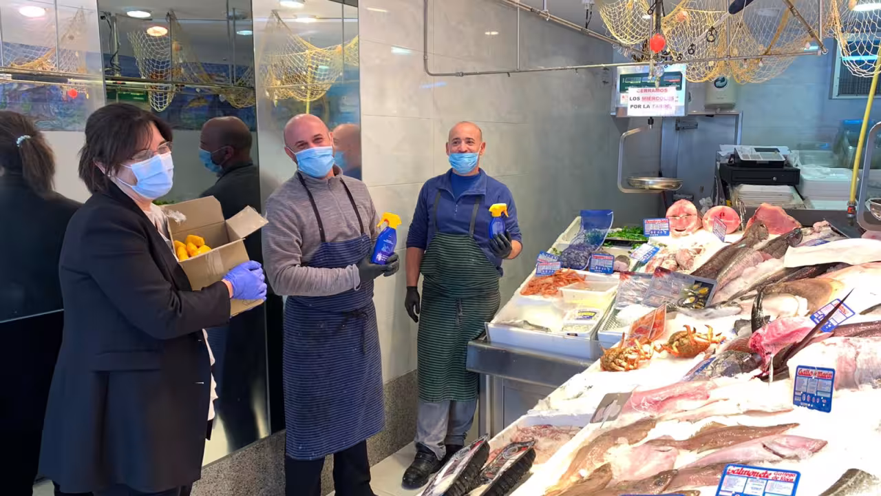 Entrega de gel desinfectante en los comercios