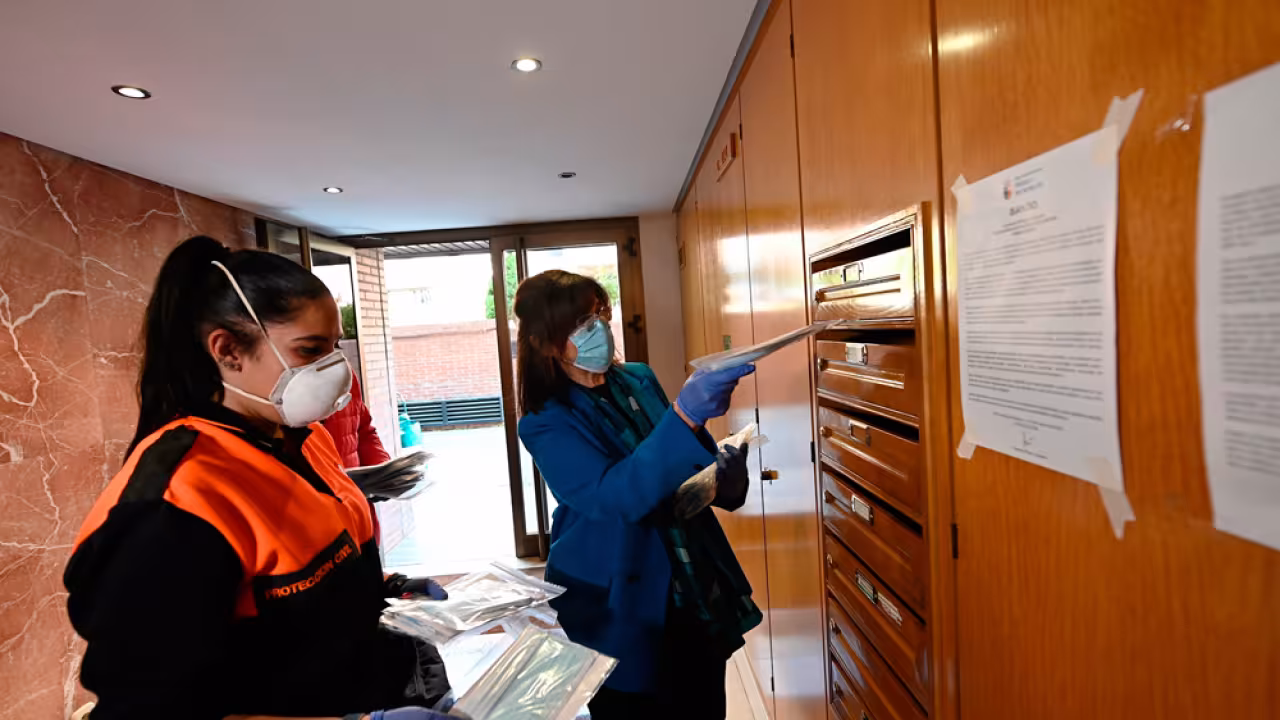 La alcaldesa comienza el reparto de mascarillas en los buzones