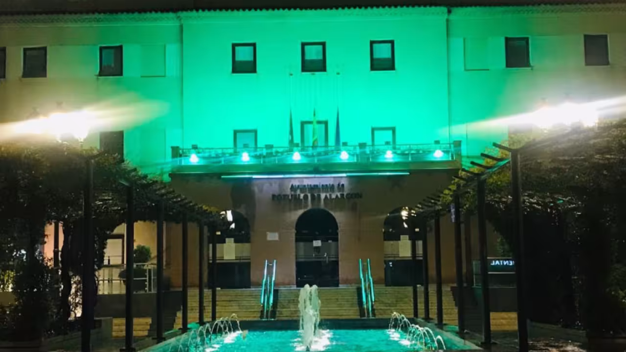 Fachada iluminada con luz verde