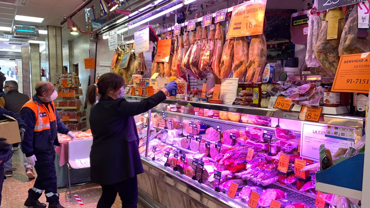 La alcaldesa en un comercio de la ciudad