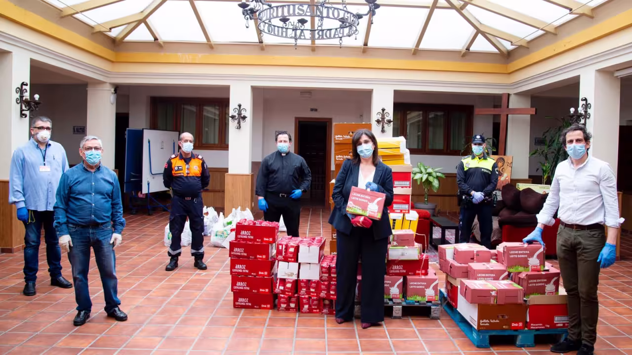Entrega de alimentos a la iglesia Asunción de Nuestra Señora