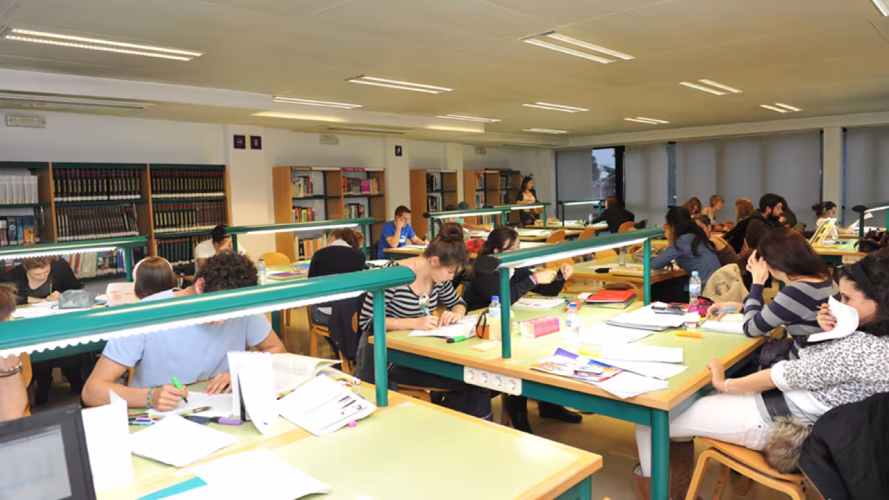Sala de estudio de la biblioteca