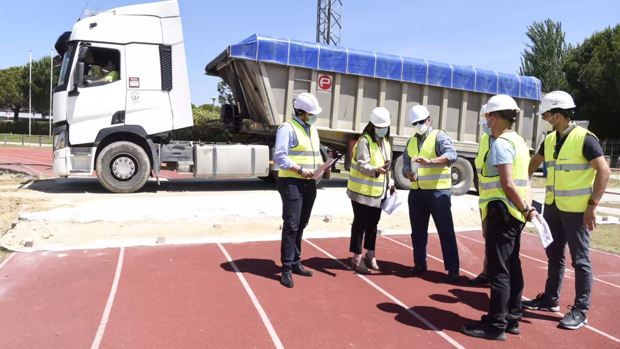 Visita a las obras de la pista de atletismo