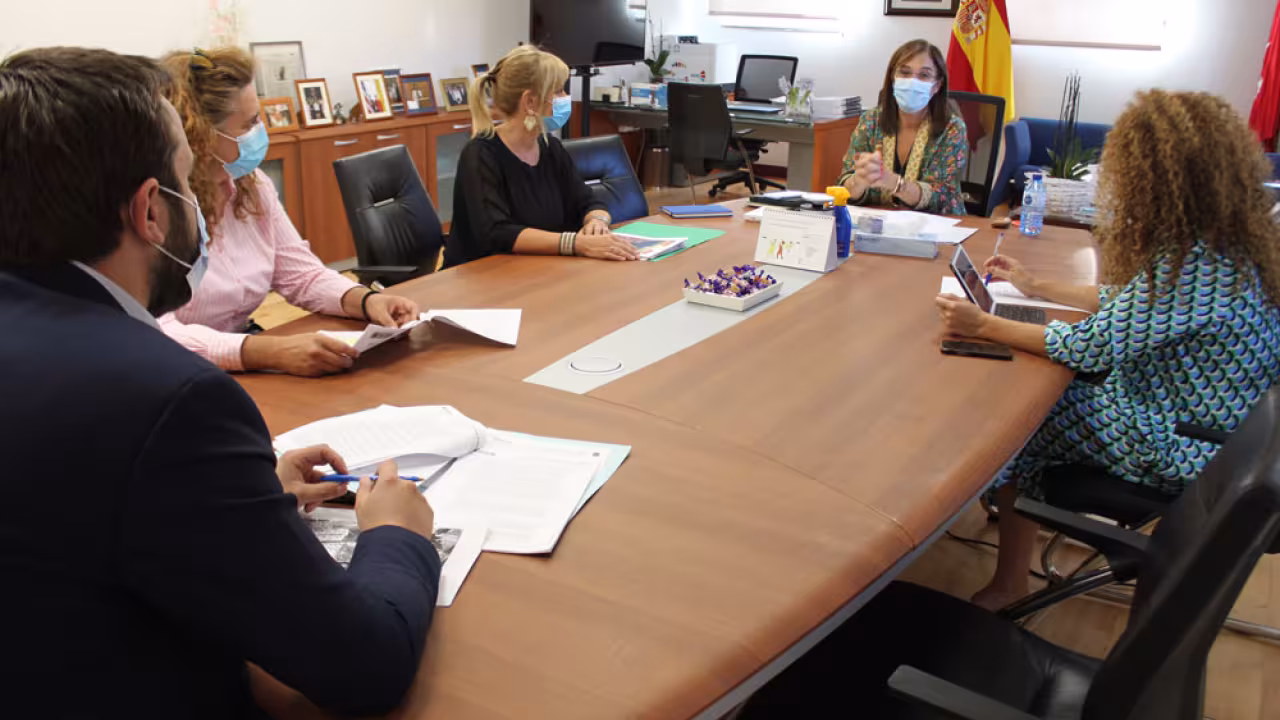 La alcaldesa junto a algunos de los concejales