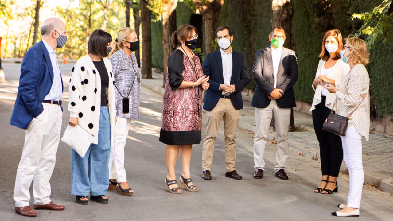 La alcaldesa en la visita a la Urbanización El Montecillo