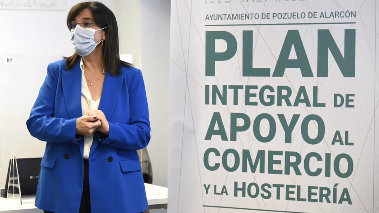 LA alcaldesa en la Oficina de Atención a Empresas y Autónomos