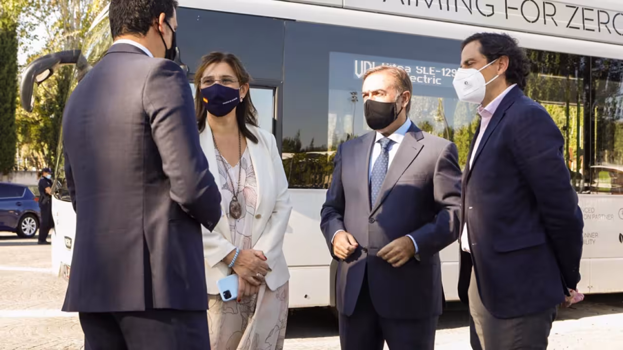 La alcaldesa en las pruebas en España del bus eléctrico cero emisiones ‘Citea’