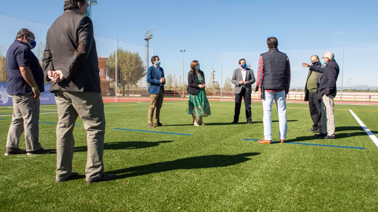 nuevo campo de césped artificial