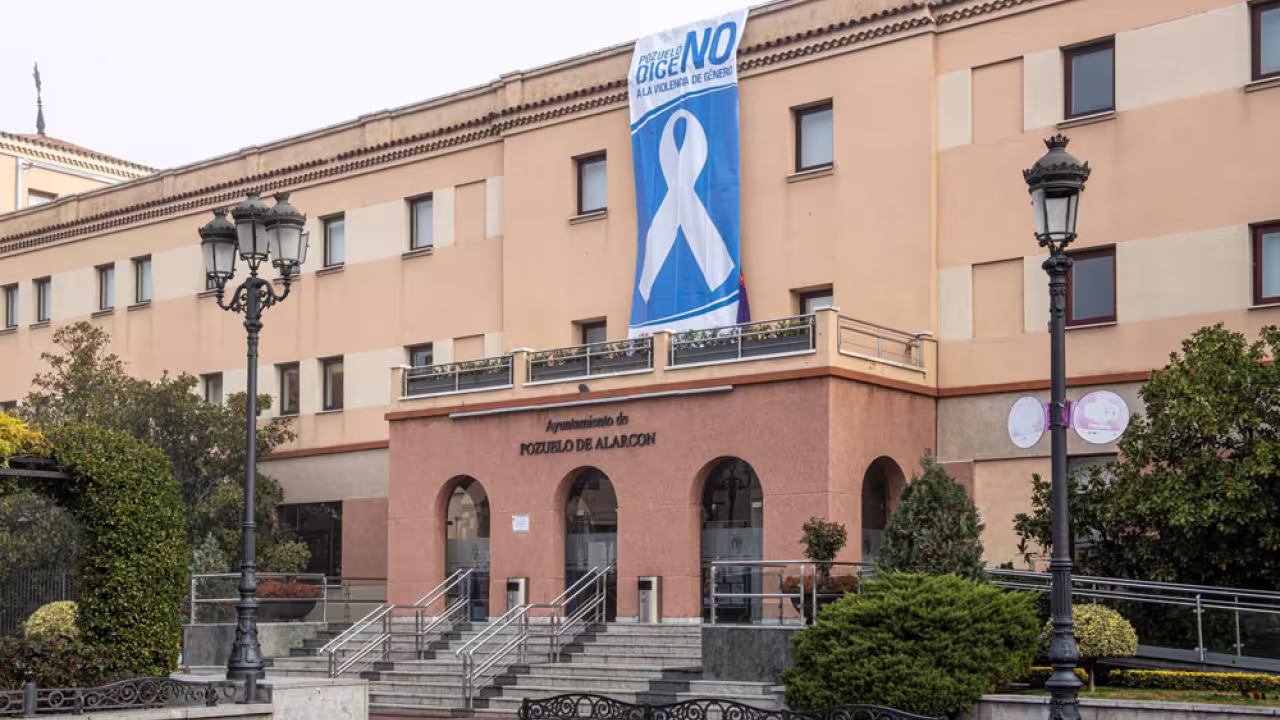 Fachada del ayuntamiento con cartel en contra de la violencia de género