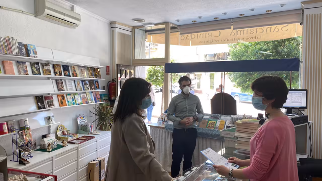 La alcaldesa visita una papelería de Pozuelo