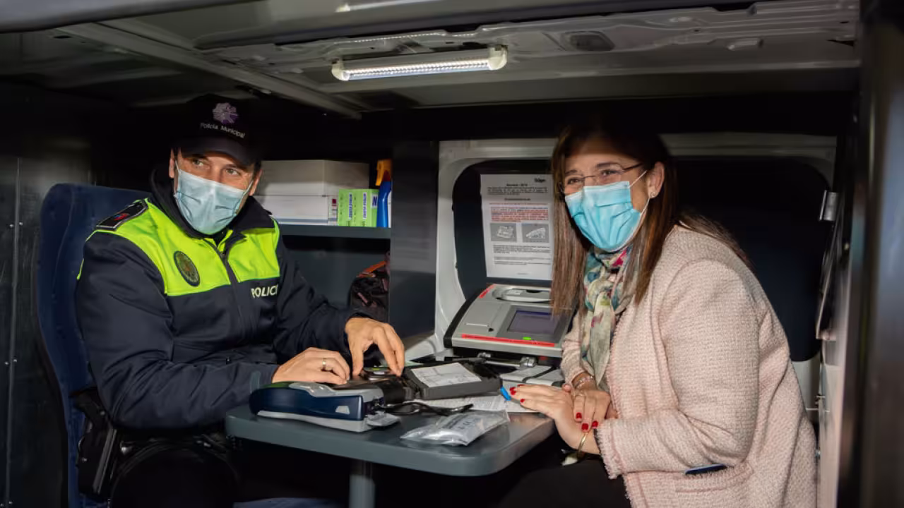 La alcaldesa en el nuvo vehículo de atestados