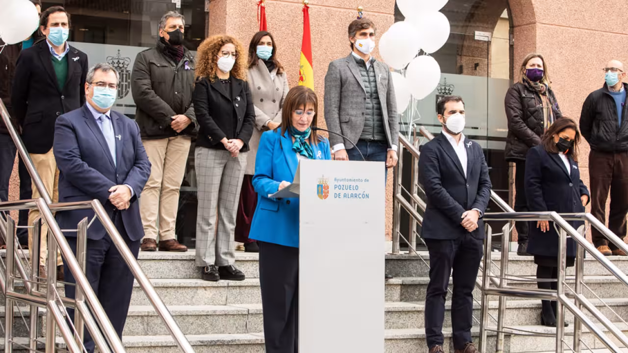 Miembros de la corporación en la celebración del minuto de silencio contra la violencia de género