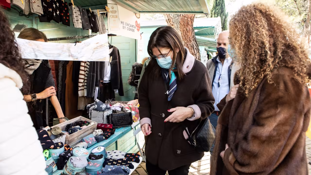 en la visita a la feria del regalo navideño