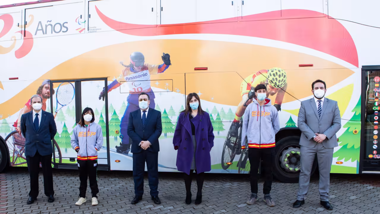 La alcaldesa, Susana Pérez Quislant, recibe al autobús del Comité Paralímpico Español