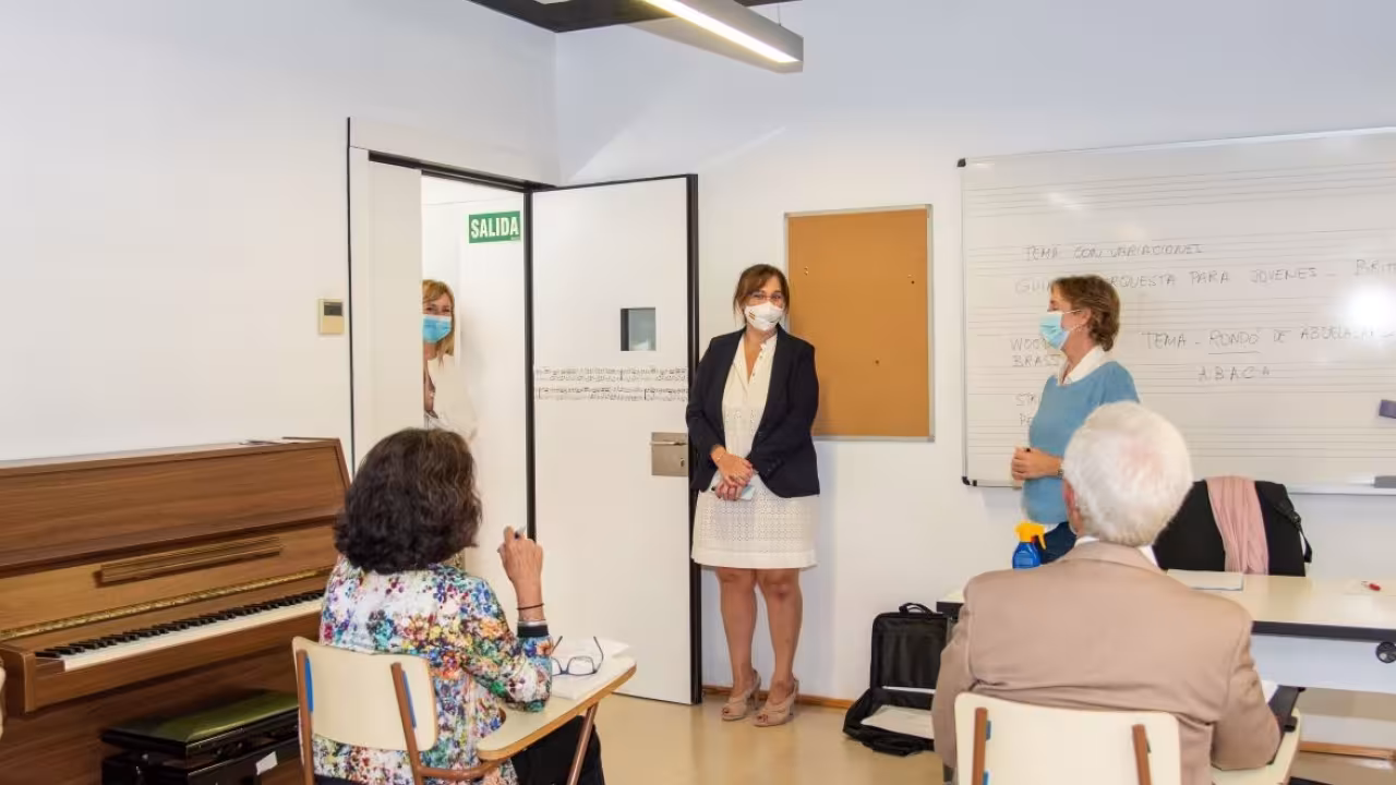 La alcaldesa de Pozuelo, Susana Pérez Quislant, en una visita a la Escuela de Música