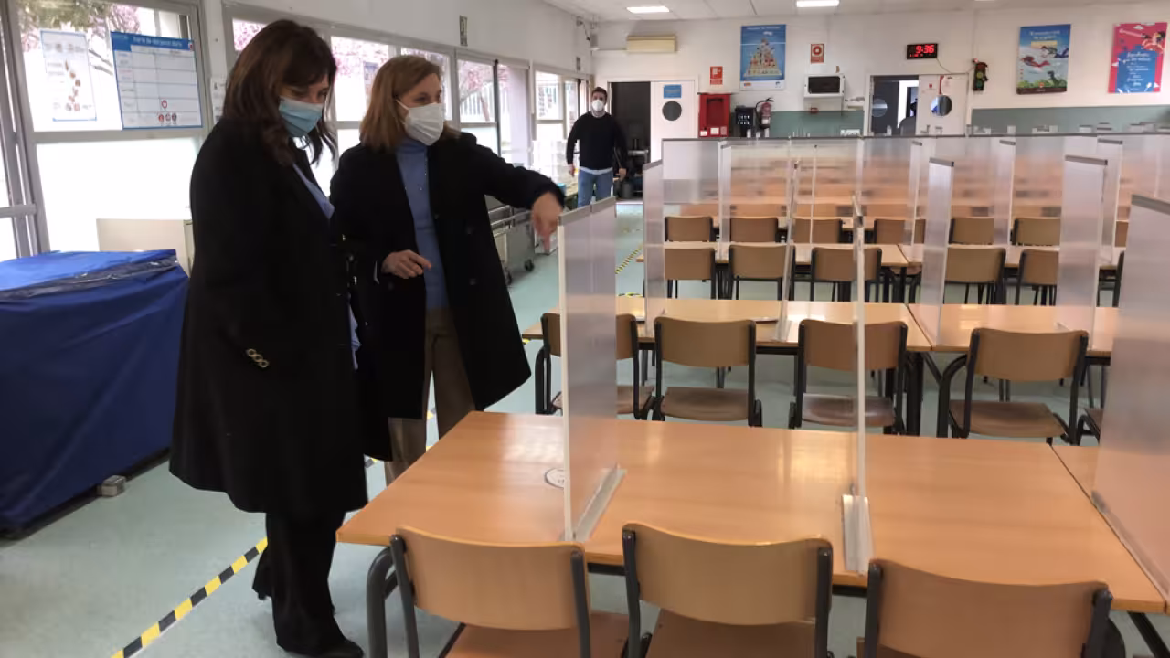 La alcaldesa entrega medidores de CO2 en los colegios del municipio