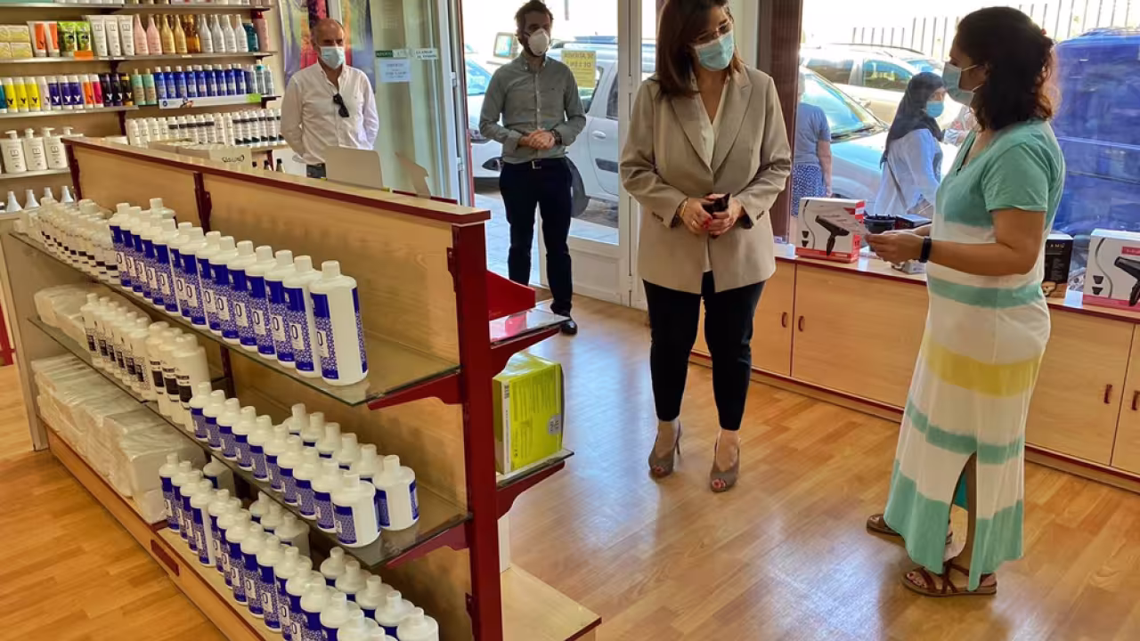 La alcaldesa, Susana Pérez Quislant, visita uno de los comercios de Pozuelo de Alarcón