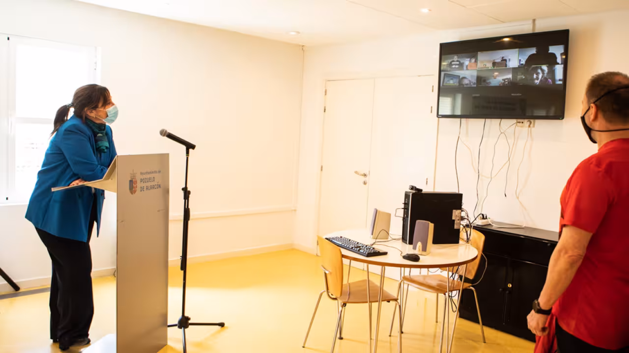 Susana Pérez Quislant en el taller online de gimnasia de mantenimiento para mayores