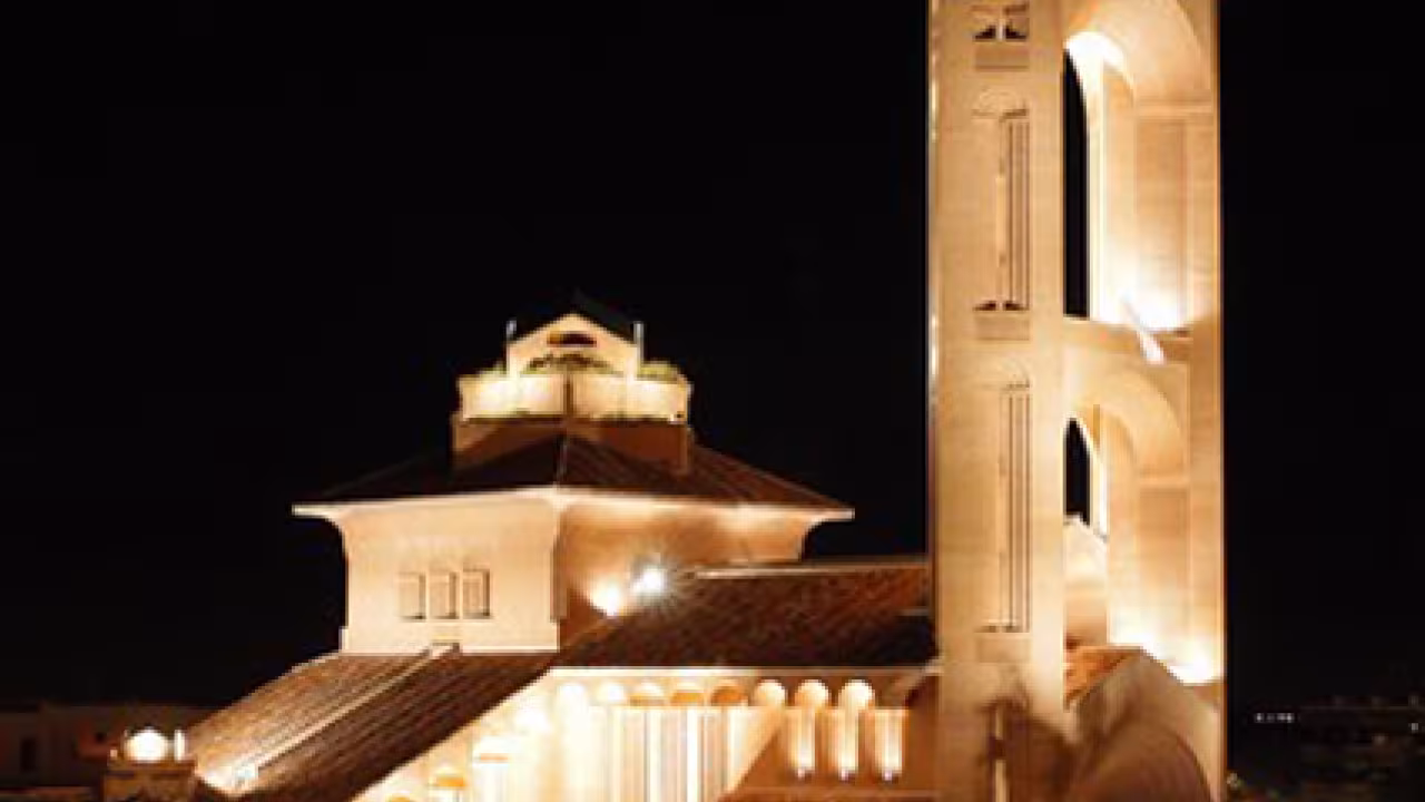 Iglesia Santa María de Caná iluminada