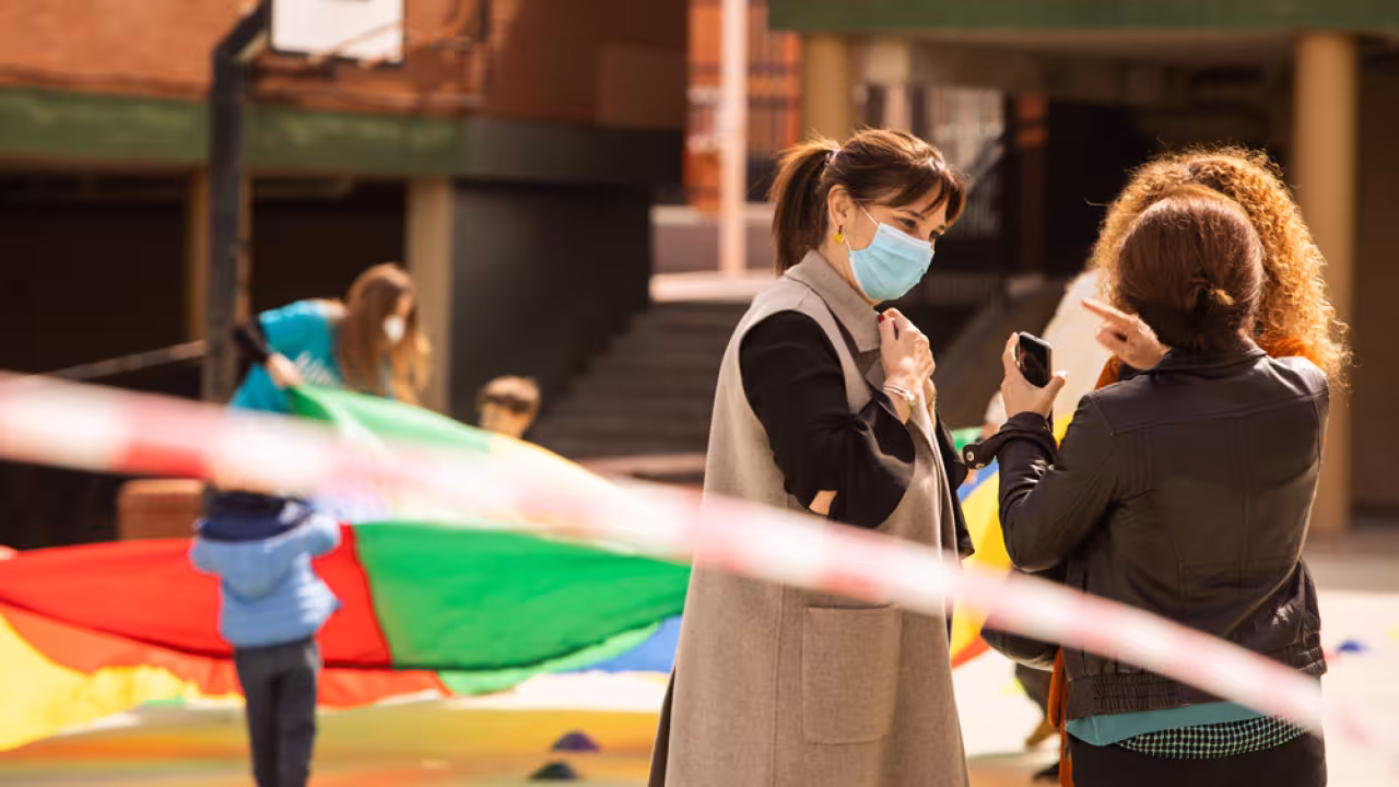 Susana Pérez Quislant visita un colegio