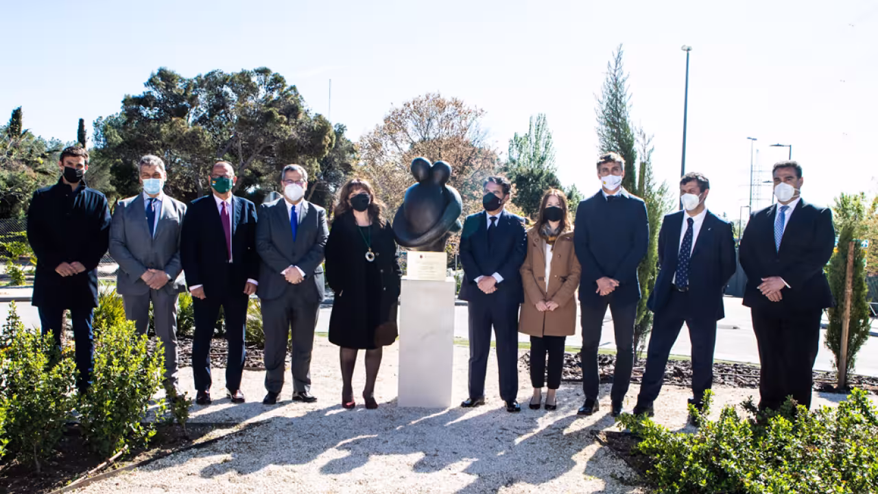 La alcaldesa descubre la escultura homenaje a los fallecidos por la pandemia