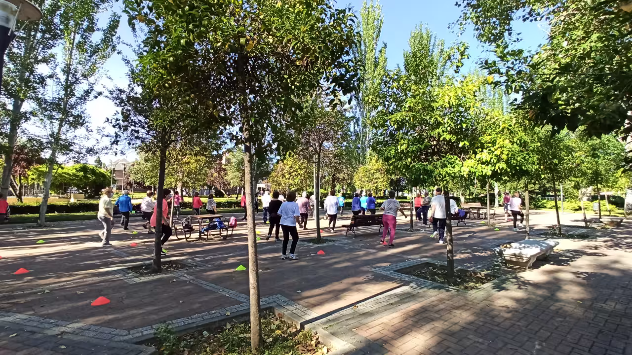 Imagen de los mayores realizando deporte al aire libre 