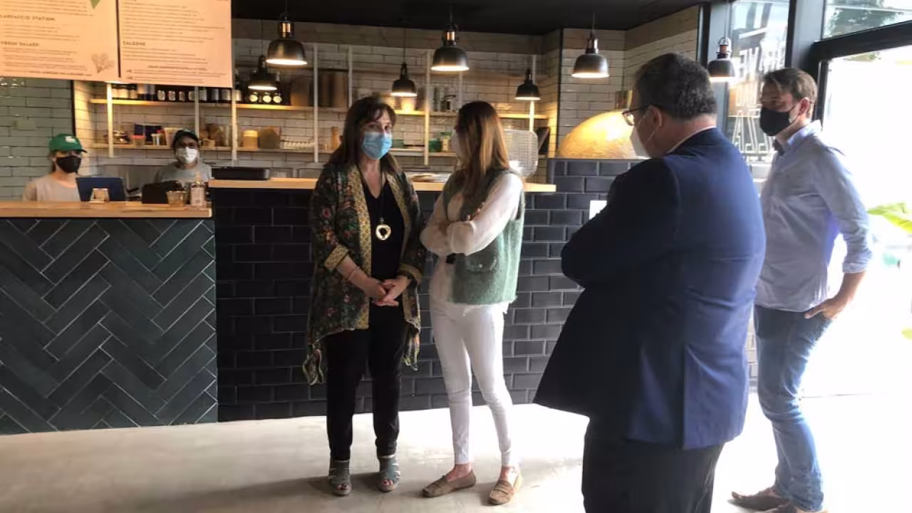 Pérez Quislant visita dos nuevos establecimientos que han abierto sus puertas en los últimos meses en la ciudad