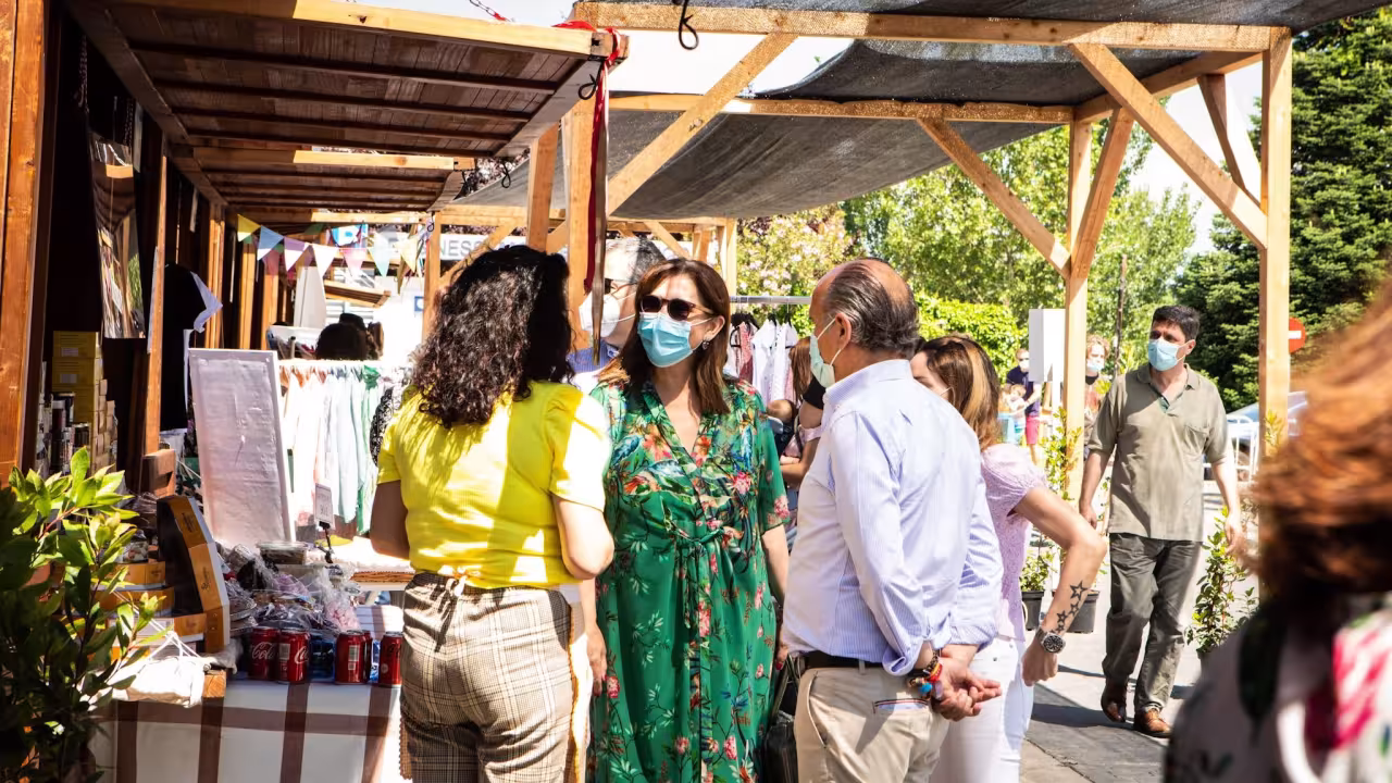 Pérez Quislant visita la Feria de Comercio de Pozuelo que reúne a más de medio centenar de comercios
