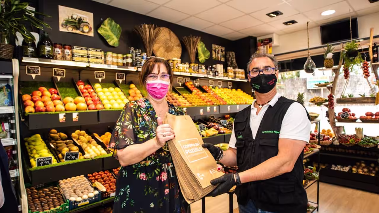 La alcaldesa de la ciudad, Susana Pérez Quislant, ha visitado esta mañana “La Frutería de Miguel” 