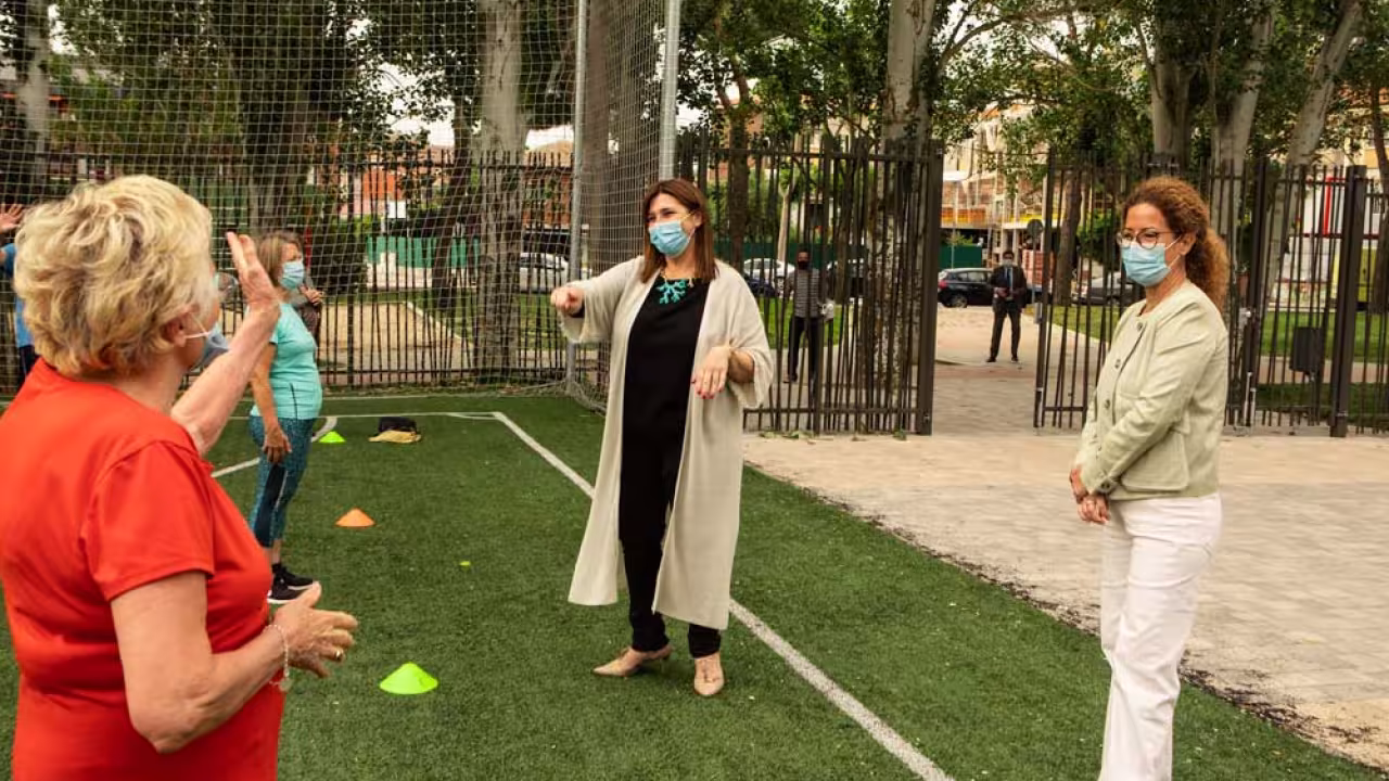 Pérez Quislant visita a los mayores que practican deporte al aire libre en el polideportivo El Pradillo