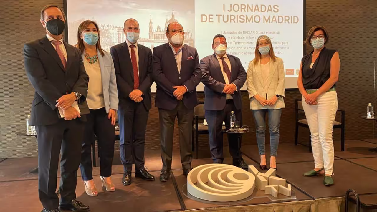 Susana Pérez Quislant, acompañada por los alcaldes de Majadahonda, Navas del Rey y San Lorenzo de El Escorial y por la concejala de Turismo de Alcalá de Henares.