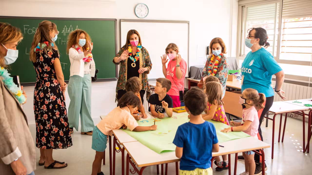 Quislant visita un colegio 