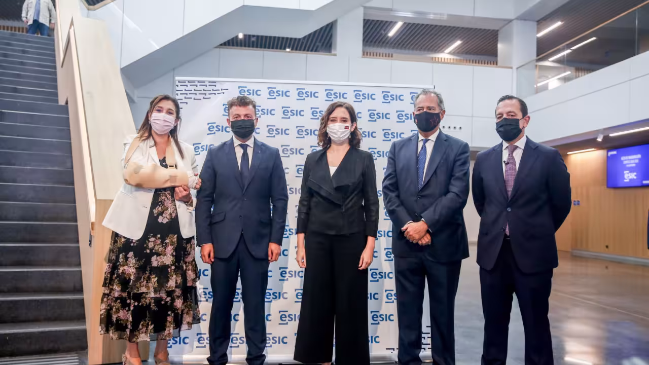 Ayuso y Pérez Quislant asisten a la inauguración del campus Juan XXIII ESIC que abre sus puertas en la ciudad