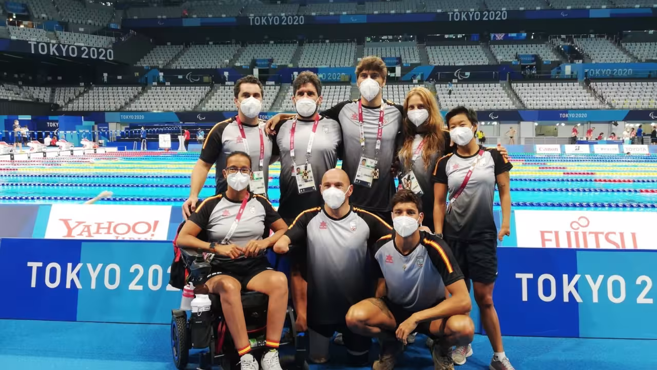 Como todos sabéis desde el 24 de agosto se venido disputando los Juegos Paralímpicos Tokio 2020 en los que han participado tres nadadores del Club de Natación Pozuelo.  Para dar una idea de la importancia de los Juegos señalaremos que participan más de 4.500 atletas de 164 nacionalidades diferentes en un total de 22 modalidades deportivas.  La delegación española está integrada por 127 deportistas más 15 deportistas de apoyo, siendo la natación el deporte más representado con 27 deportistas, lo que denota e