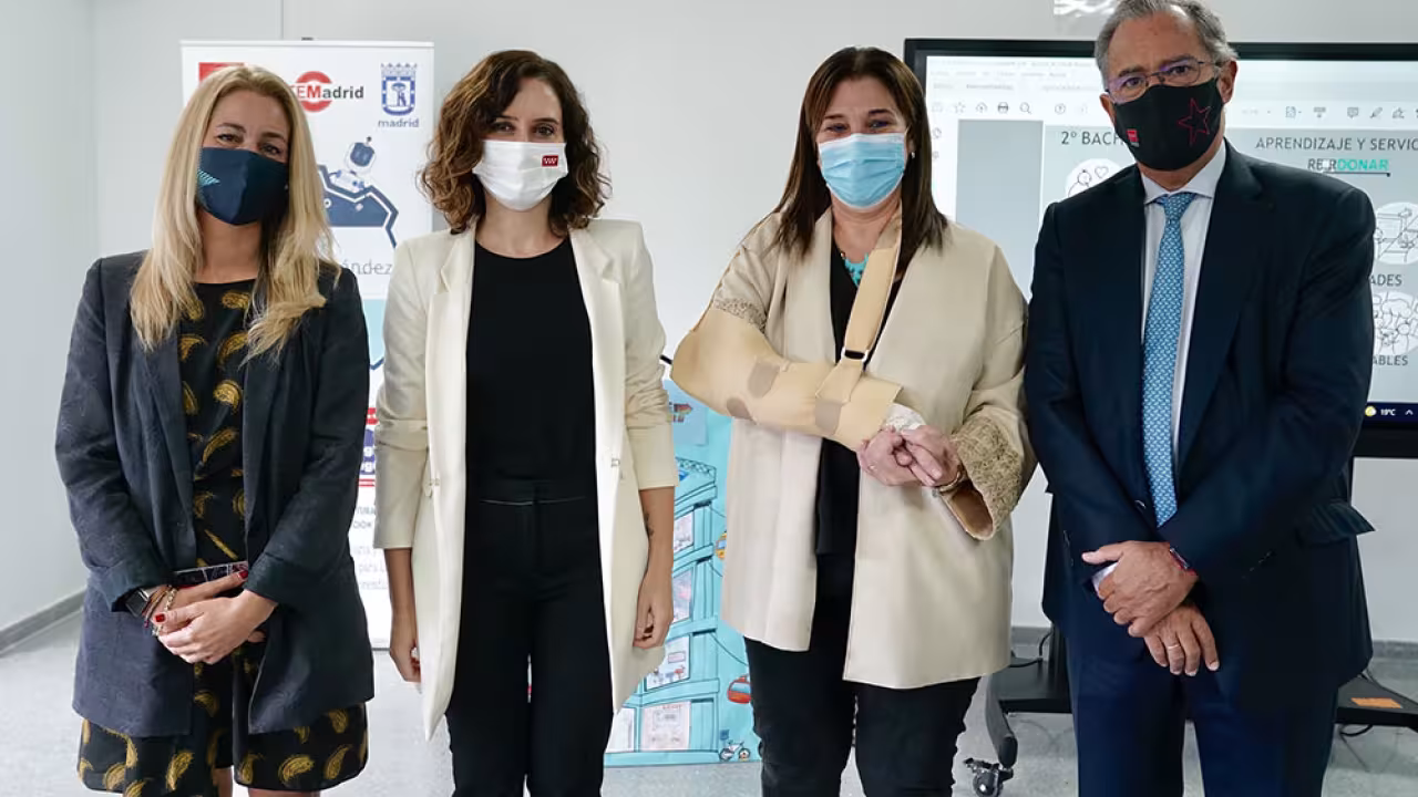 Susana Pérez Quislant e Isabel Díaz Ayuso visitan el instituto Gerardo Diego de Pozuelo