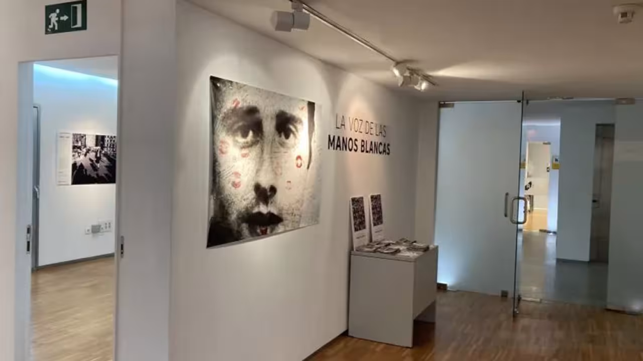 Exposición La Voz de las manos blancas