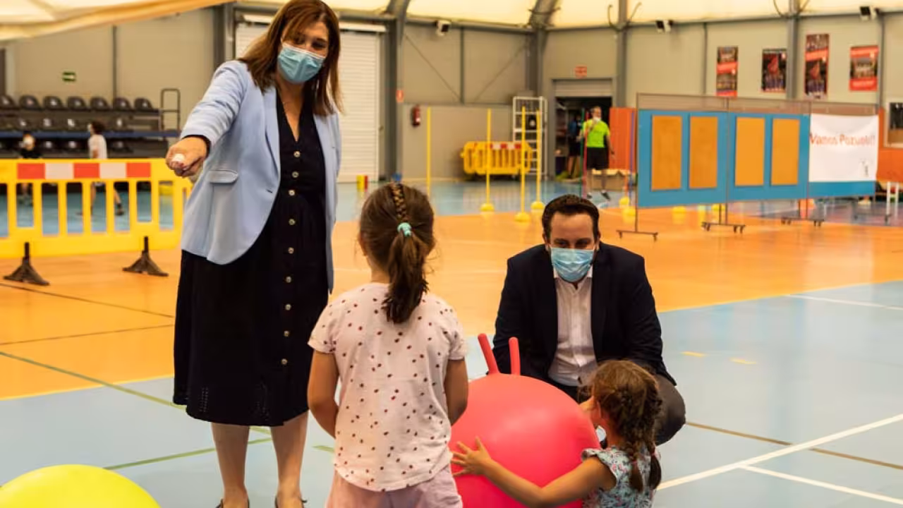 Alcaldesa visita colonias deportivas