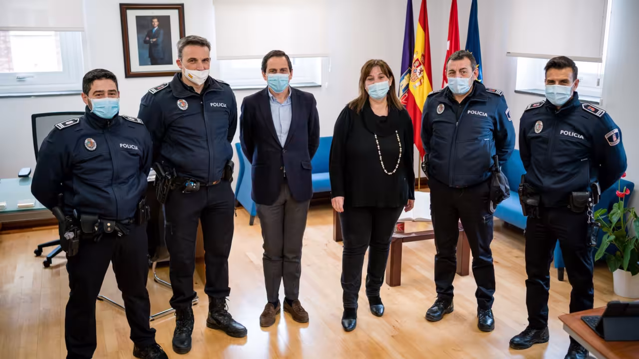 La alcaldesa y tres nuevos mandos de la Policía Municipal de Pozuelo