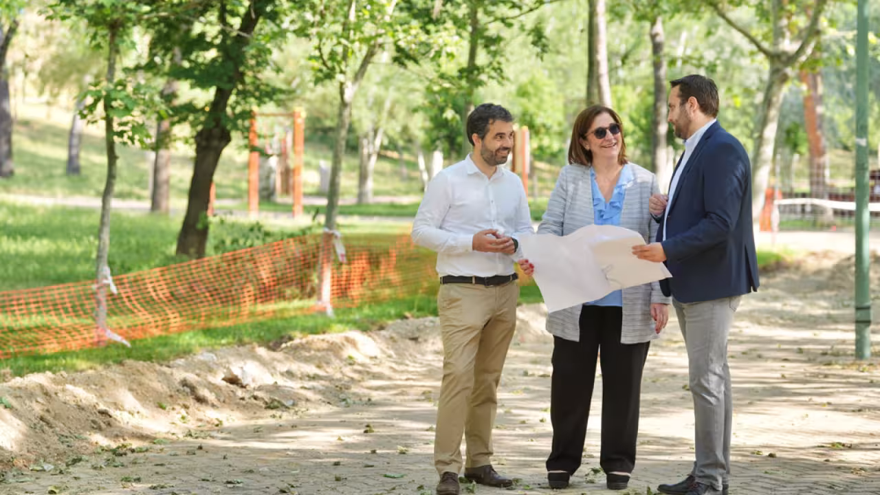 La alcaldesa visita las obras del parque Fuente de la Salud de Pozuelo