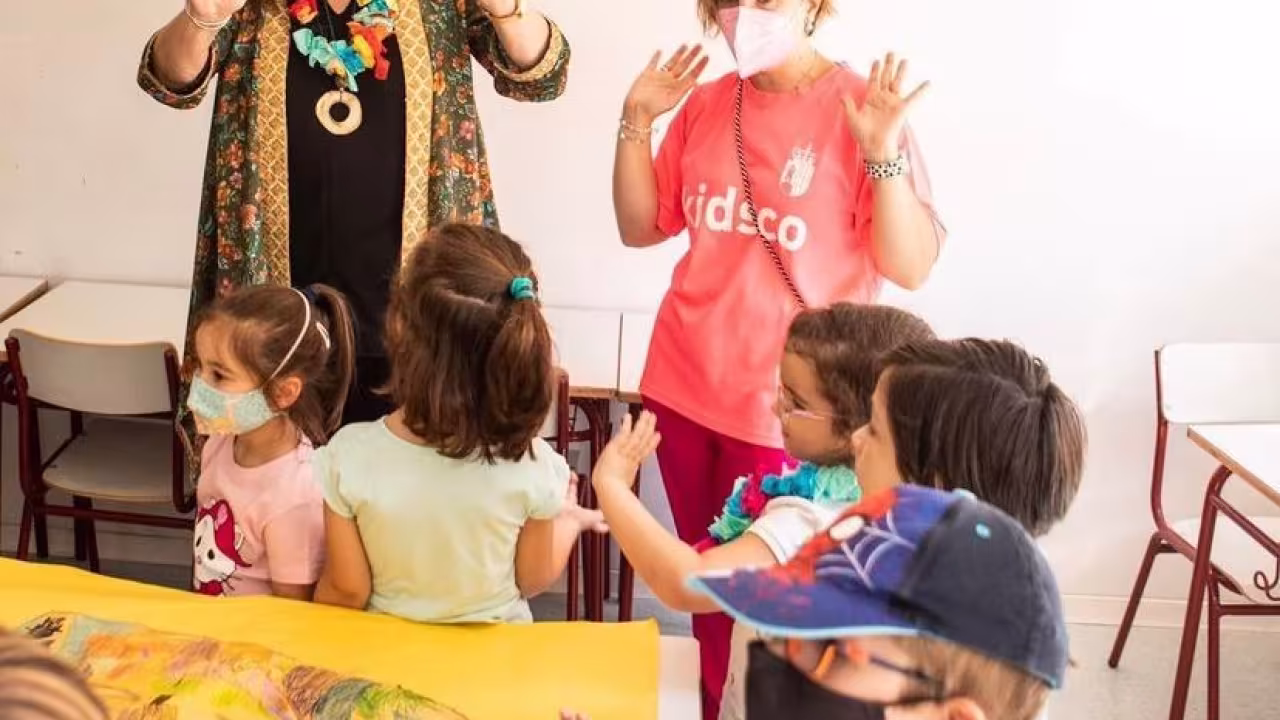 La alcaldesa visitando un cole infantil