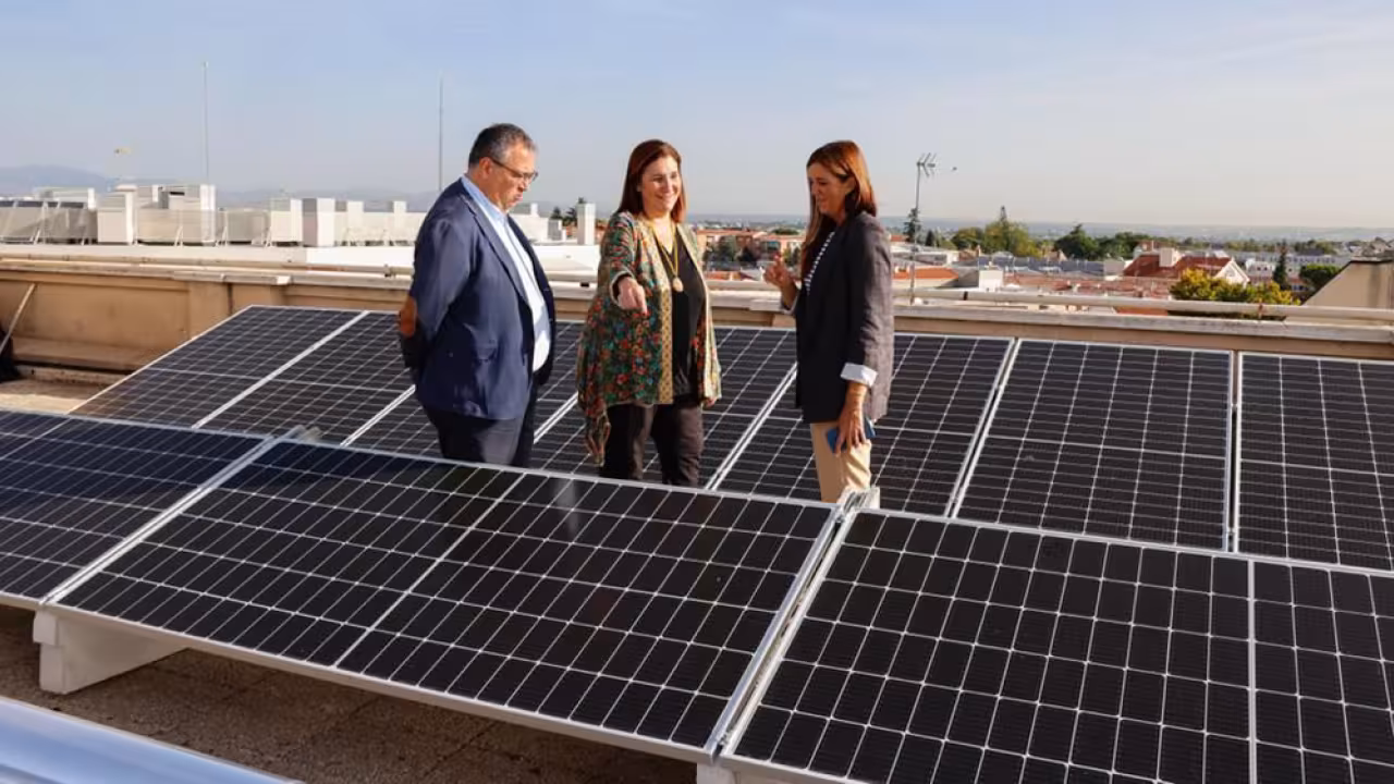 Susana visita los 96 paneles solares